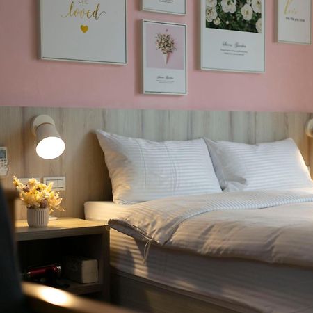 Canal Walk Inn Тайнань Экстерьер фото